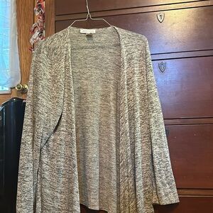 A cute pullover/ cardigan in a dark/light gray pattern